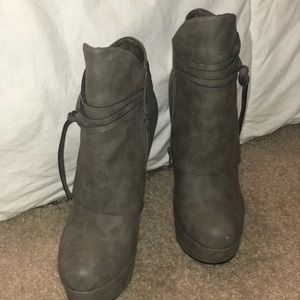 Shi by journeys grey tall wedge